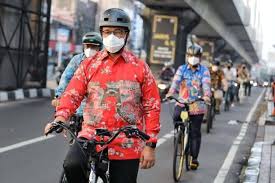 The m1 evo mountain bike helmet brings wireless communication to the trails thanks to an integrated audio system, complete with recessed speakers and microphone. World Bicycle Day Bike To Work And New Rules In Jakarta Indonesia Expat
