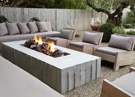 Mit hilfe einer feuerstelle kann ein besonderes flair im garten oder auf der terrasse geschaffen werden. Feuerstelle Garten Modern Aufenthaltsraum Betontisch Integrierte Feuerstelle Dekoratio In 2020 Fire Pit Seating Area Outdoor Fire Pit Designs Outdoor Fire Pit