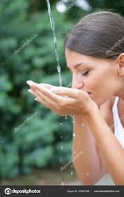 Photo by JAMES LANO child drinking from drinking