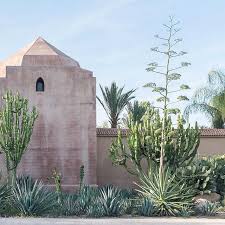 Claudio bravo né le 8 novembre 1936 à valparaíso au chili et mort le 4 juin 20111 à taroudant au maroc, est un artiste peintre qui s'installa en 1972 au maroc. Marcbelli On Instagram Claudio Bravo S House Taroudant Maroc Taroudant Morocco Interior House Garden Architecture Desert Landscaping Winter Garden