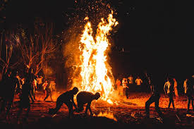 La noche de san juan se celebra la noche del 23 al 24 de junio, cuando cientos de llamas iluminan la playa y las orillas del mediterráneo en la costa blanca. Envidia Monticulo Presta Atencion A Hogueras De San Juan Tradicion Profundo Suizo Diploma