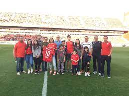 Con cambio de look, delfina pignatiello fue a ver a independiente y recibió un homenaje. Reconocimiento A Un Orgullo Nacional Independiente