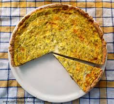 Se frământă brânza sărată, se adaugă ceapa verde şi mărarul tăiate mărunt, apoi se repartizează egal peste foaie. TartÄƒ Cu BranzÄƒ È™i MÄƒrar Awfully Tasty