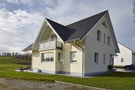 wohnen im grunen dieses okologisch gefertigte holzhaus im westen von augsburg besticht mit weitem ausblick und naturlichen baumater fassade haus holzhaus haus