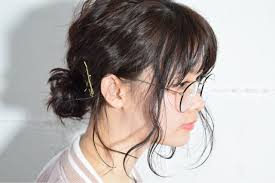 出会いの季節 ミディアムウェーブはナチュラルに仕上げる hair 髪の結び目 黒髪 ヘアアレンジ 簡単 ヘアアレンジ ミディアム