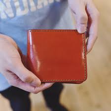 ヘルツ本店 スタッフが愛用している革色レッドの二つ折り財布 ws 3 まだ半年ぐらいの使用歴ですが 色艶も増し始めています 張りの ある革なので 新品時は比較写真のように開きがちですが 今ではペタンとフラットになり 出し入れもしやすいとのこと レッドの