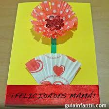 Tarjeta de flor con moldes de magdalenas. Manualidad del Día de la ...