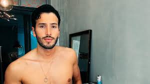 Sebastián Yatra posó totalmente desnudo durante su visita a México