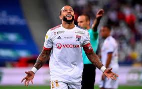 Al minuto 10, el arbitro marcó penal tras una jugada polémica que reclamarón los jugadores de la juventus. Juventus Vs Lyon Depay Pede Singkirkan Si Nyonya Tua Okezone Bola