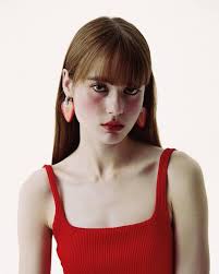 with @kiiikiii.official ⠀ Like fresh strawberries, the girls are vibrant  and full of life🍓 ⠀ #KiiiKiii #키키 #Haum #하음 #MIKSHIMAI #earrings