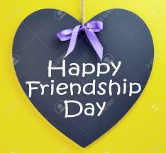 El tercer domingo de agosto se celebra el día del niño y el verdadero reto está en hacer que los pequeños de la casa disfruten mientras hacen algo fuera de lo común y. Celebra El Dia Internacional De La Amistad El 4 De Agosto Con Un Saludo Feliz En Una Pizarra En Forma De Corazon Sobre Un Fondo Amarillo Fotos Retratos Imagenes Y Fotografia De