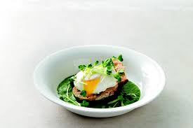 Vuoi stupire i tuoi ospiti con un uovo al contrario? Come Si Prepara L Uovo In Camicia La Cucina Italiana