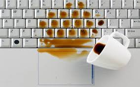 خطوات افعلها سريعا إذا انسكب سائل على اللابتوب الخاص بك حديث اليوم