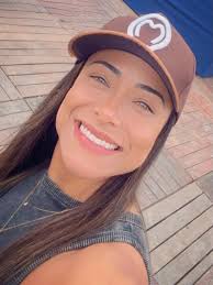 Mas você é sorte grande. Daquelas raras. Pra quem enxerga além do físico,  além do momento, além da aparência… você é encontro. É profundidade. É  alguém que soma. Quem pensa grande vai