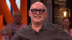 René spot nieuwe Vandaag Inside-gast: 'Zet hem een keer aan de bar dan!'