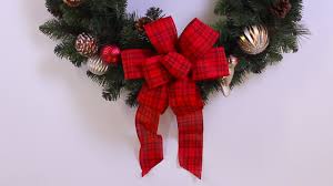First, make a large loop near the end of the ribbon with around 10 inches (25 cm) of fabric 11.12.2015 · have you always wondered how to make big, beautiful bows to decorate your home and christmas tree? How To Make A Christmas Bow Youtube