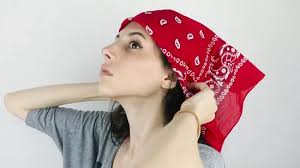 Insérer un des deux côtes repliés du foulard dans le second côté afin que. 4 Manieres De Plier Un Bandana Wikihow
