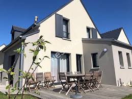 Son port (2e de bretagne), dont les activités s'organisent autour de la plaisance. Maison Saint Malo Saint Ideuc