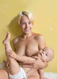 Madre e hijo desnudos