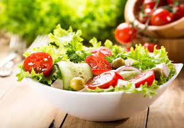 Salad sayur tanpa mayonaise menjadi pilihan menu diet yang populer. 8 Jenis Salad Yang Enak Dan Sehat Ini Pasti Membuat Diet Anda Makin Menyenangkan