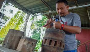 Gambar goa, peci, becak, minum, ikan paus, ekor, sup, bor, pahat, tang, merak, dan orang lelah. Bukan Mudah Menghasilkan Kereta Lembu Melaka