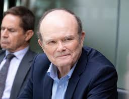 The Dropout (Disney +) : les acteurs de la série comparés aux vrais  protagonistes de l'affaire