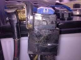 Ia berfungsi membekalkan arus elektrik untuk menghidupkan enjin dan menyimpan. Menara Kehidupan Bila Lampu Penunjuk Bateri Menyala