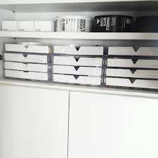 コスメやアクセ 文具の整理に便利な 引き出しラック が ついにセリアにも新登場 シンプルで使いやすい収納アイテムで お家の小物をスッキリ整頓 各社の商品比較と みんなの使い方を集めてみました ダイソー 収納 インテリア 収納 クローゼット 収納