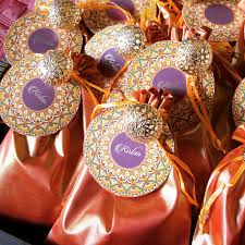 Get best wedding gift ideas for newly married couples and send anywhere in india. What You Should Know About Gift Giving Etiquette In India India S Wedding Blog