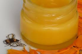Blühen bei ihnen im sommer auch so viele orangefarbene und gelbe ringelblumen? Ringelblumensalbe Puristisch