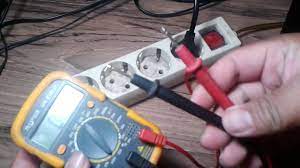 Listrik dari pln yang masuk ke mcb memiliki daya yg besar dan ketika masuk ke dalam mcb akan di batasi sesuai dengan ukuran daya mcb tersebut bagaimana cara. Cara Mengukur Tegangan Listrik Di Rumah Menggunakan Multimeter Youtube