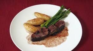 Hirschfilet Mit Rosmarinkartoffeln Und Rotweisosse Rezept Rezept Hirschfilet Rosmarinkartoffeln Rezepte