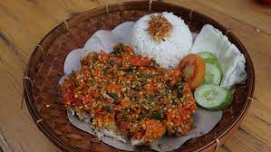 Sambal pedas rasa geprek / sambal rumahan. Gelo Ayam Goreng Geprek Dengan Baluran Sambal Dari 150 Cabai