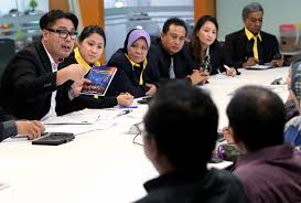 Ziarah seniman prihatin, noorakma bt yunus atau lebih dikenali sebagai emma akma adalah pelakon dan model wanita malaysia. Showbiz Members Sought Seniman S Help For Divorce Problems Zed Zaidi