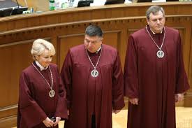 Голова конституційного суду олександр тупицький заявив, що стурбований через власну безпеку і вважає, що йому хочуть вручити підозру та усунути з посади. Dva Suddi Konstitucijnogo Sudu Sklali Prisyagu Fotoreportazh Novini Ukrayina Unian