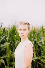 Sara ist auf der suche nach dem perfekten hochzeitskleid. Scheunenhochzeit Brautkleid Im Country Bride Look Claudia Heller