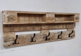 Hier heisst es freundlich fragen oft erhaelt man den abfall dann geschenkt. Paletten Mobel Garderobe Caseconrad Com