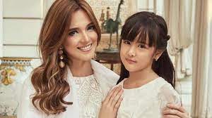 Ini kegelisahan nia saat lihat putri pertamanya akan ke bangkok. Ardi Bakrie Archives Newsy Today