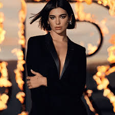 Abito in seta rosso e nero dall'inconfondibile firma di yves saint laurent, scollo profondo e spalline importanti ad esaltare la linea sinuosa dell'abito che scende diritto rendendo la silhouette ultra femminile, sciarpina per cingere con un fiocco il collo. Yves Saint Laurent Valium