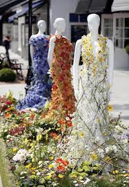 Amazing This Fabulous Living Catwalk Has Been Designed By Four Time Chelsea Young Florist Of The Year Joe Massie Blumen Mode Blumen Kunst Blumenmode