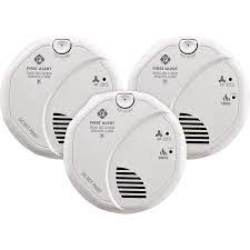 A carbon monoxide detector or co detector is a device that detects the presence of the carbon monoxide (co) gas to prevent carbon monoxide poisoning. First Alert Brk 3 Pack Ac Hardwired Combination Smoke And Carbon Monoxide Detector In The Combination Smoke Carbon Monoxide Detectors Department At Lowes Com