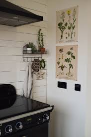 Landhaus Kuche Gestalten Mit Botanischen Motiven Und Alten Drucken Einrichtung Interior Wanddeko Aufbewahrungslosun Kreidefarbe Wanddeko Kuche Kuche Gestalten