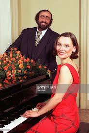 Nicoletta mantovani, la segunda esposa del italiano, se abre al periódico británico the sunday times, 11 años después de su muerte, para contar detalles de su vida juntos. Luciano Pavarotti Poses With His Wife Nicoletta Mantovani For A Portrait Session In 1998 Poses Image Collection Photo