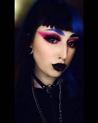 Absolutely in love with @crazycolorltd toxic UV hair dye 😍💚  #halfandhalfhair #greenhair #blackhair #uvhair #crazycolor