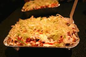 kapsalon heel lekker wat zit er in er zit doner kebab en tomaten en komkommer in en bovenop gesmolten kaas food cooking comfort food