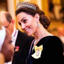 Hunderte gedenken getöteter frau in london. Unglaublich Die Queen Zwingt Herzogin Kate Zu Cosmopolitan