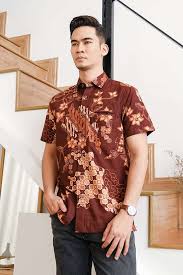 Pakaian adat pria berupa baju kurung berbahan beludru berwarna merah dengan sulaman benang emas bermotif flora yang melambangkan kesuburan. Baju Raya Sedondon Couple