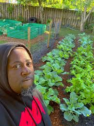 Yeah dem greens jumpin' I know what I'm doing a lil piece 🤞🏾💚🌱