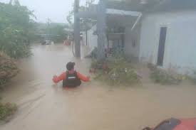 Namun, bilangan mangsa yang dipindahkan ke pusat penempatan kembali meningkat hari ini berikutan kebimbangan gelombang kedua banjir selepas hujan berterusan di beberapa kawasan. Hujan 2 Hari Sebagian Kota Tanjungpinang Diterjang Banjir Hingga 2 Meter