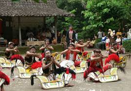 Ciri khas tarian ini adalah dimana para penari menunggangi kuda saat melakukan tarian ini. Jathilan Jaran Kepang Pertunjukan Rakyat Kuda Lumping Dijawa Tengah Museum Kebangkitan Nasional